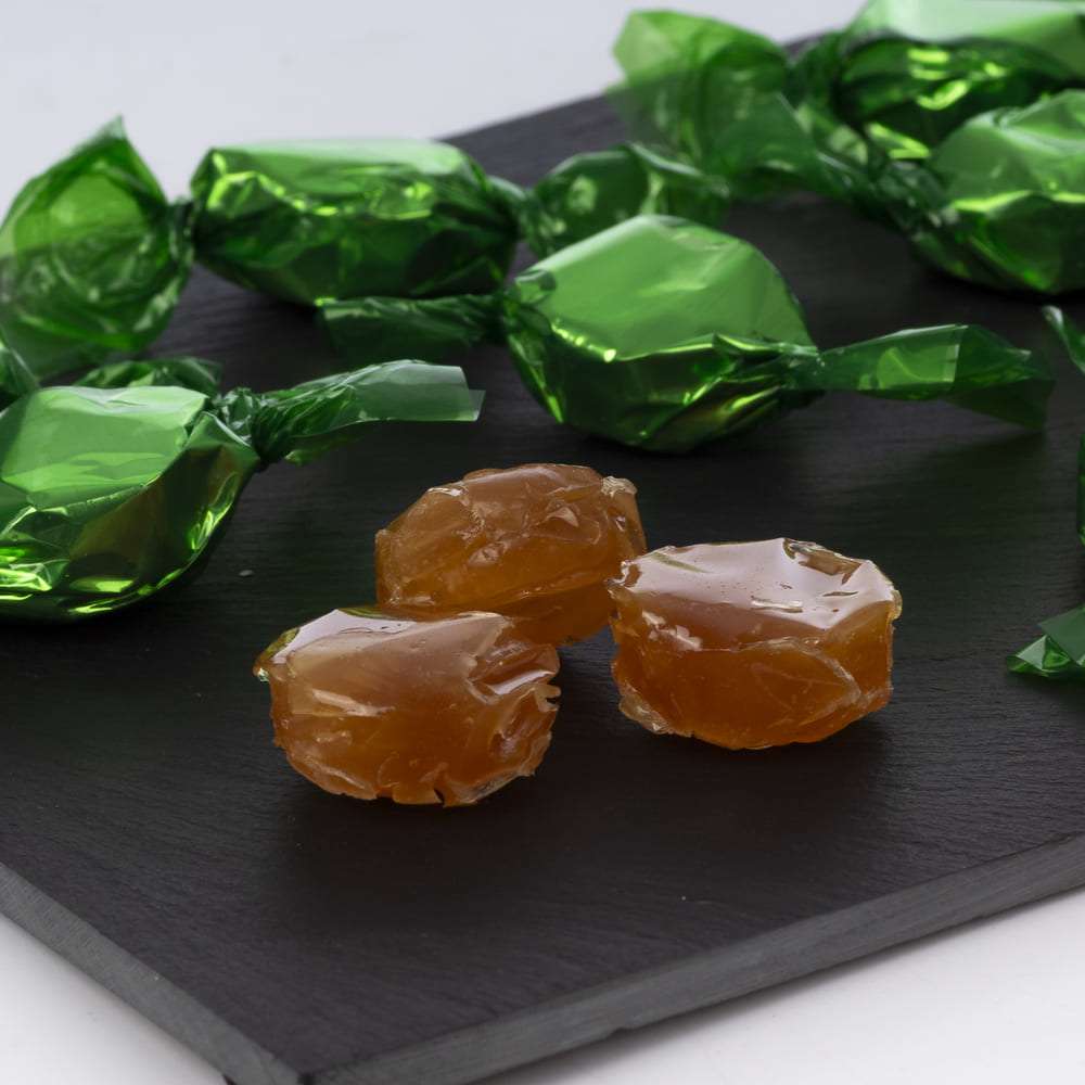 Mostrando los caramelos con miel y hierba del cantor